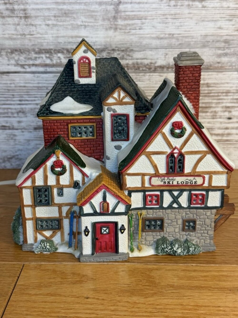 Vintage 1995 LEMAX VAIL Village High Peaks Ski Lodge W/Cord & Bulb, No Box